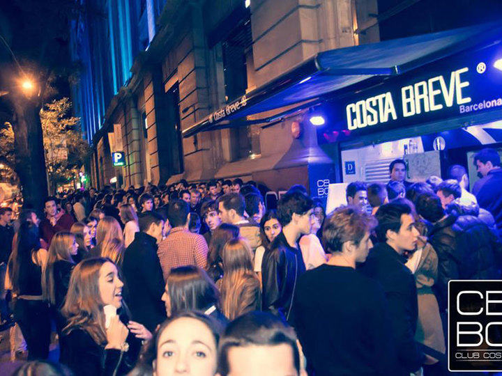 Ambiente nocturno en Costa Breve