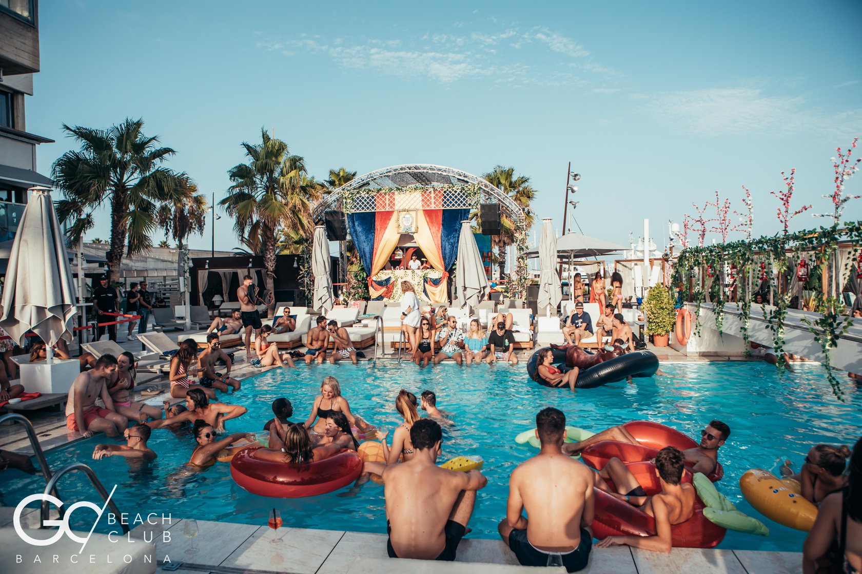 go beach club barcelona evening party