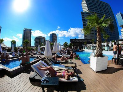 puro beach pool party barcelona